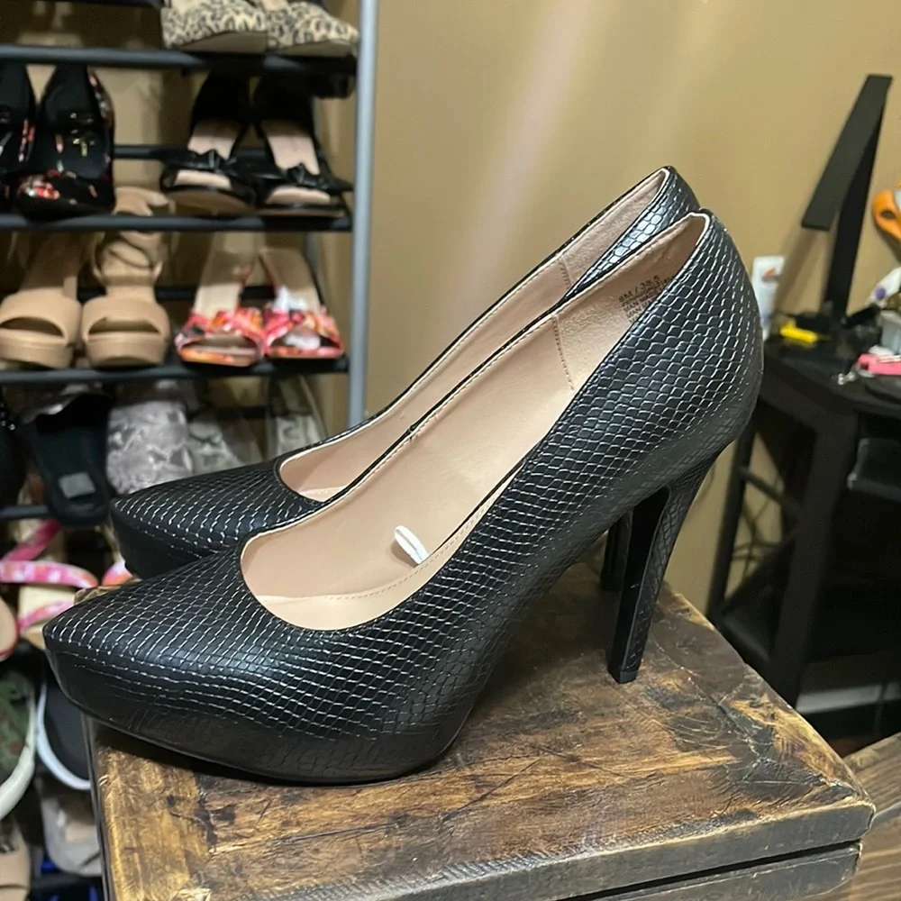 BCBG platform pump - Picture 1 of 5